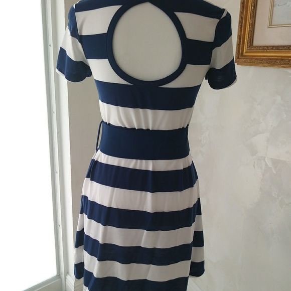 Guess mini dress with belt. Size M. - Picture 2 of 2